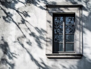 老旧墙面的斑驳窗户