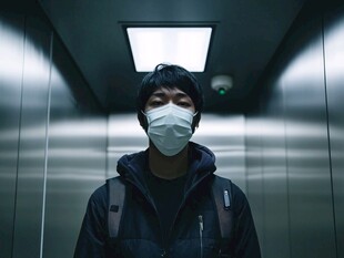 电梯中的口罩男子