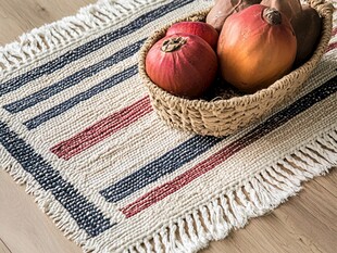 条纹地垫上的南瓜编织篮