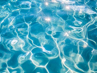 波光粼粼的清澈水面