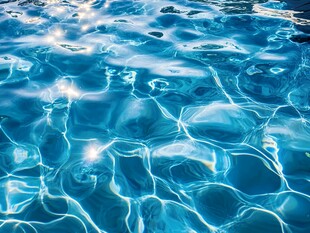 清澈泳池水面波光粼粼