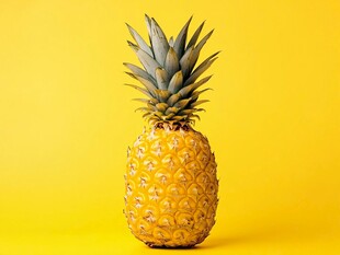 黄色背景上的新鲜菠萝