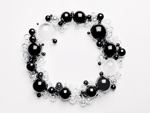 黑白珠串环形装饰