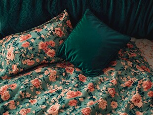 绿色花卉床品与绒面抱枕
