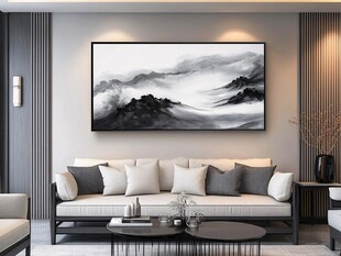 现代客厅中的水墨山水挂画