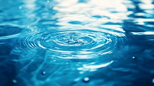 水滴入水泛起涟漪