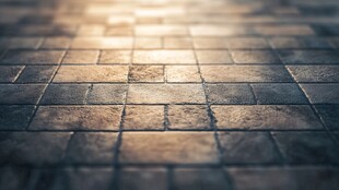 阳光洒落的砖石地面