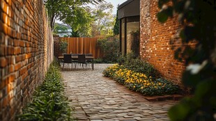红砖小径旁的惬意户外空间