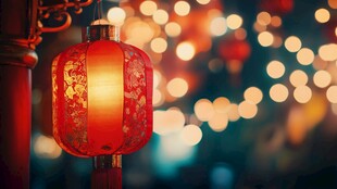 中式红灯笼点亮璀璨夜景