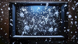 电视屏幕飘满雪花画面