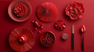 红色中式餐具与精美摆件