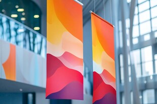 室内悬挂的多彩几何图案旗帜