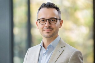 商务男士微笑肖像照