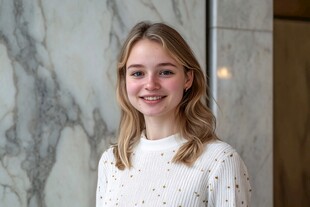 微笑少女的室内时尚瞬间