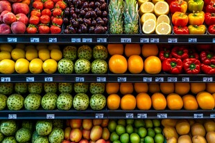 超市货架上琳琅满目的水果