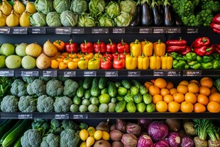 多彩新鲜蔬菜与水果陈列