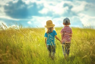 田野中牵手同行的孩童