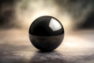 黑色光泽球体的静物特写