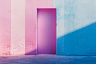 彩色墙间的梦幻紫色门洞