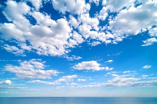 蔚蓝天空下的辽阔海面