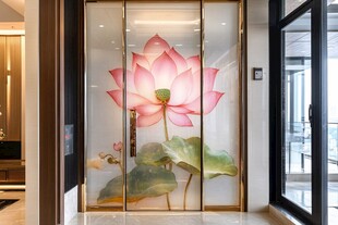 玄关处精美的荷花玻璃装饰