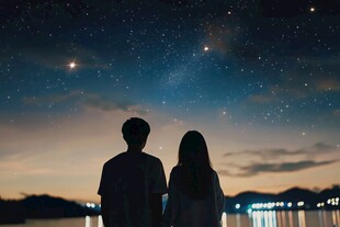 情侣共赏星空浪漫时刻