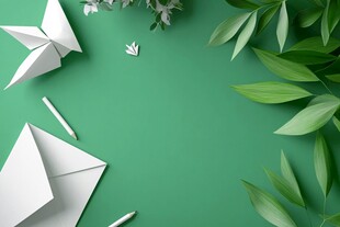 绿色背景下的折纸与绿植