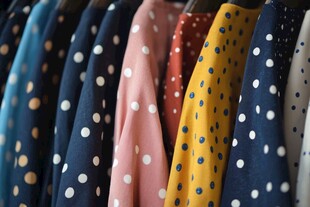 多彩波点衣物挂放展示