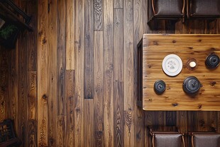 复古木质地板与中式茶桌