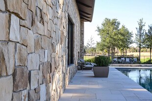 石砌建筑旁的户外休闲空间