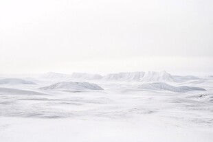 雪覆山川的纯净冬日景象