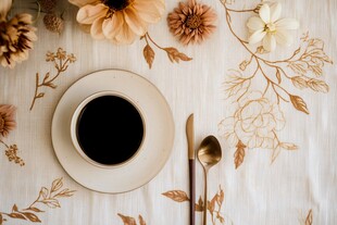 一杯咖啡与花卉的温馨时光