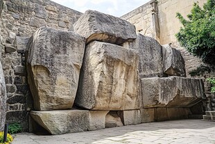 古老巨石堆砌的神秘墙垣