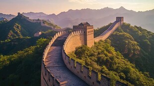 壮丽长城蜿蜒于青山之间