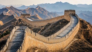 壮丽长城蜿蜒于山峦之间