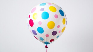 彩色圆点气球悬浮空中