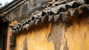 老旧斑驳的传统民居屋檐