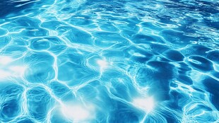 波光粼粼的清澈泳池水面