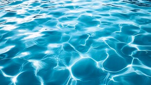 清澈泳池水波荡漾