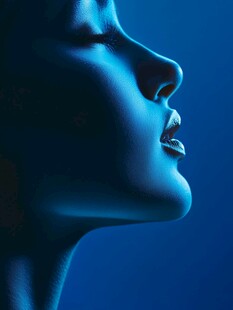 蓝色光影下的女性侧颜