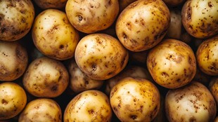 新鲜土豆堆叠特写