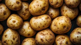 新鲜土豆堆叠特写