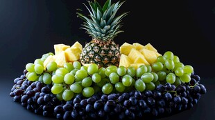 菠萝葡萄组合水果拼盘