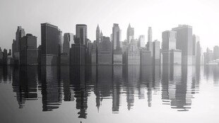 黑白城市天际线与水面倒影