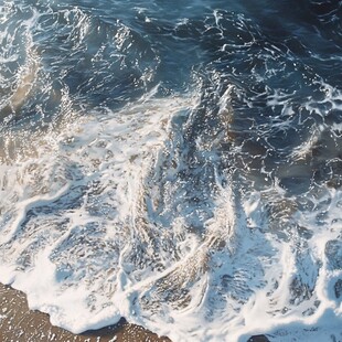 海浪拍岸的细腻瞬间