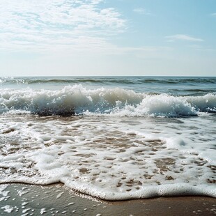 海浪轻拍沙滩的美丽瞬间