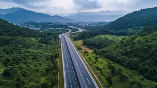 蜿蜒公路穿行翠绿山间