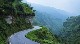 山间蜿蜒公路 绿意盎然