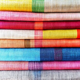 多彩条纹布料堆叠展示