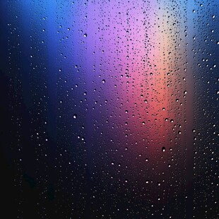梦幻渐变背景上的晶莹水珠